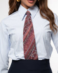Camicia sartoriale base bianca a costine azzurre con collo all’italiana.