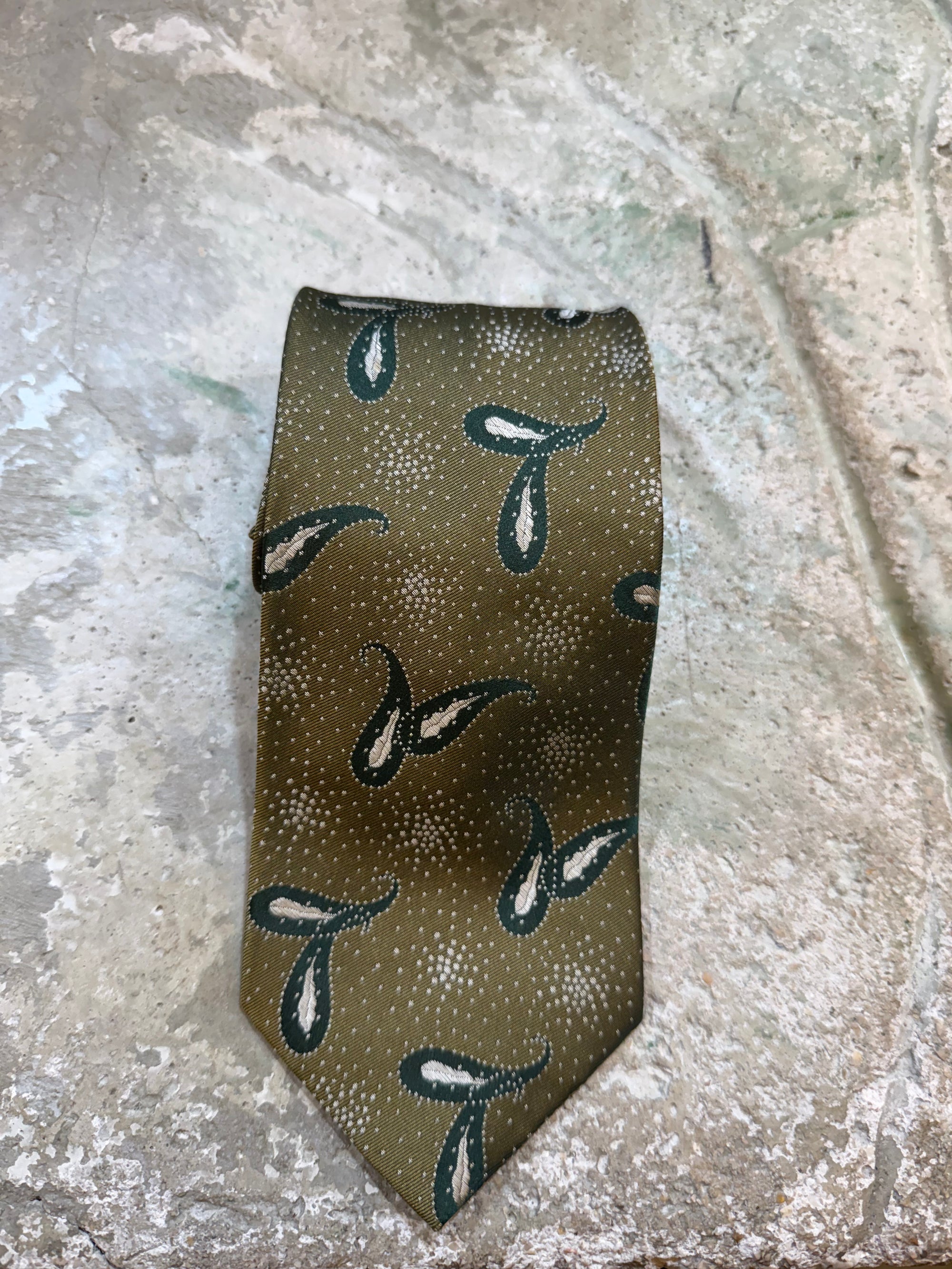 Cravatta verde con fantasia