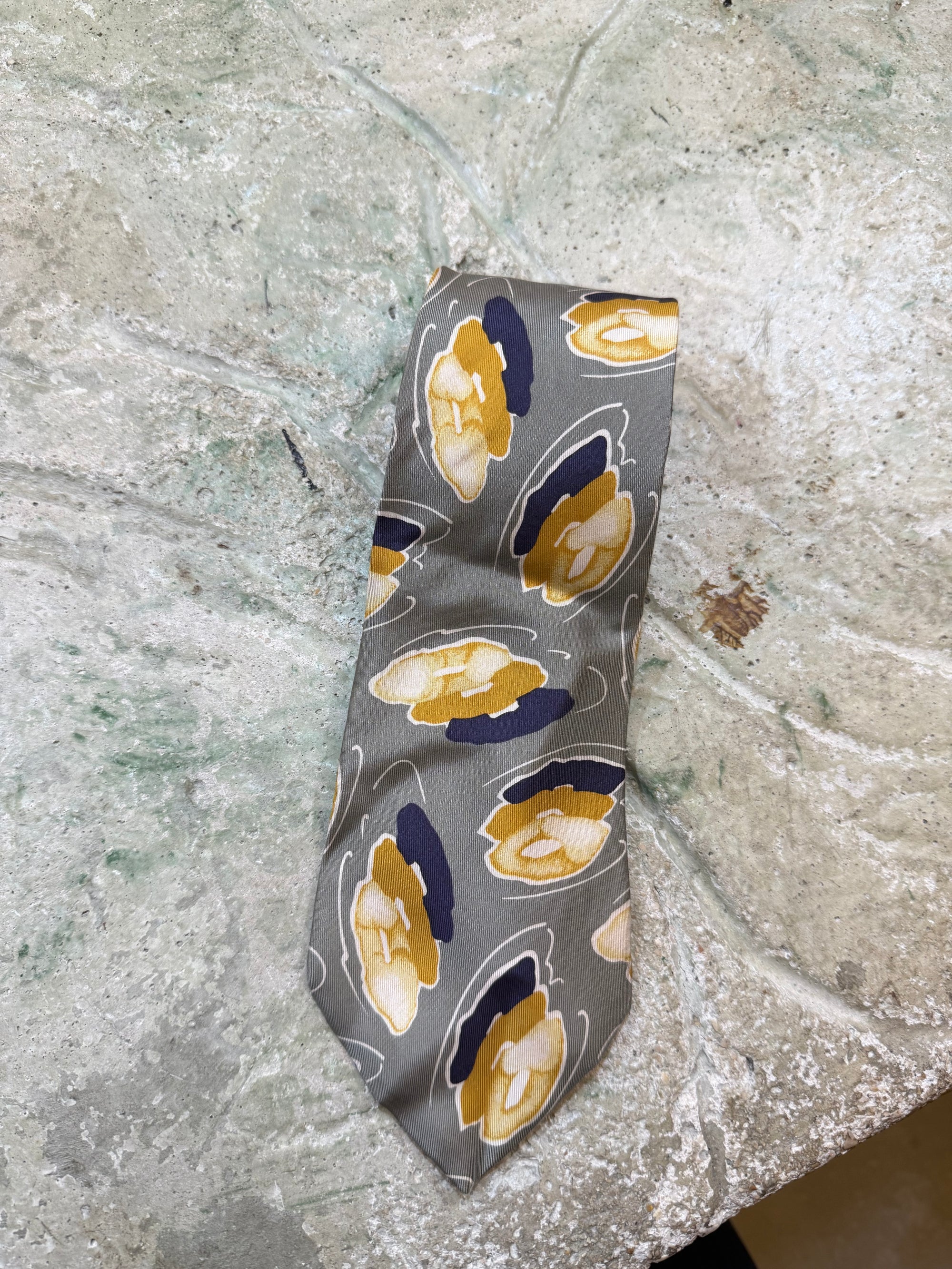 Cravatta base grigia fantasia gialla