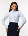 Camicia sartoriale base bianca a costine azzurre con collo all’italiana.
