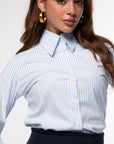 Camicia sartoriale base bianca a costine azzurre con collo all’italiana.